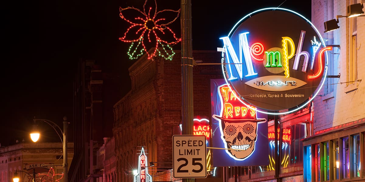 Színek és formák kavalkádja: ez a Memphis design