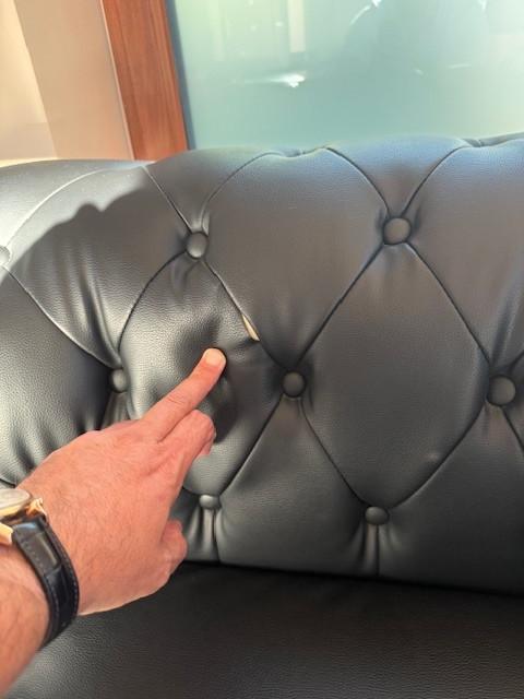 CHESTERFIELD fekete műbőr fotel - SZÉPSÉGHIBÁS