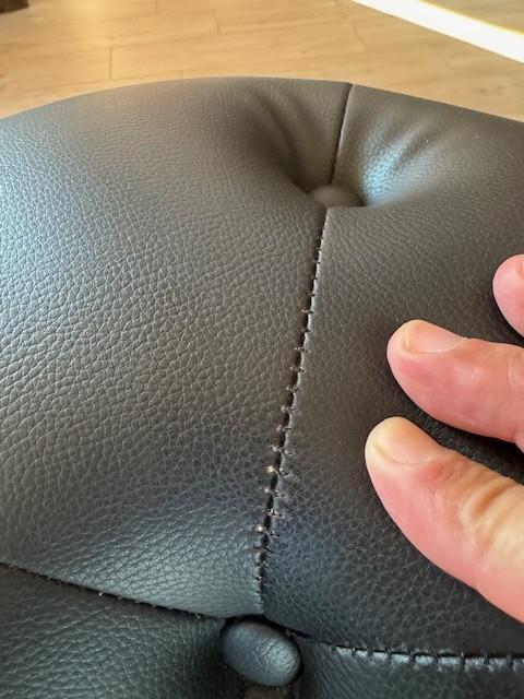 CHESTERFIELD fekete műbőr fotel - SZÉPSÉGHIBÁS